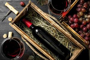 wijn achtergrond. rood wijn in een oud doos met een kurketrekker. foto