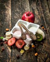 vers yoghurt met fruit en noten. foto