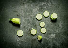 vers courgette gesneden . Aan steen achtergrond. foto