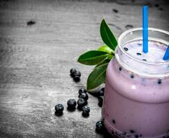 bosbes smoothies. Aan zwart houten achtergrond. foto