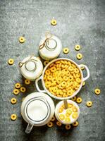 geschiktheid voedsel. maïs ontbijtgranen met melk. foto