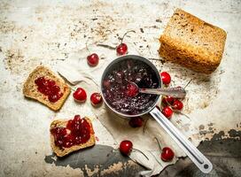 de belegd broodje met verzuren kers jam. foto