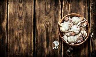 de vers knoflook in een houten schaal. foto