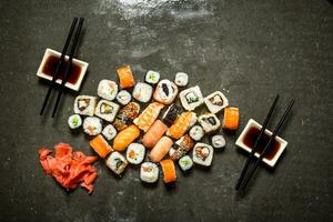verscheidenheid van broodjes en sushi foto