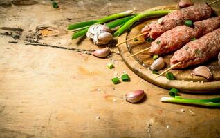 rauw kebab van rundvlees met knoflook en uien. foto