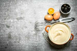 vers mayonaise met de ingrediënten en garde. foto