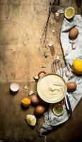 maken mayonaise van eieren, knoflook en citroen. foto