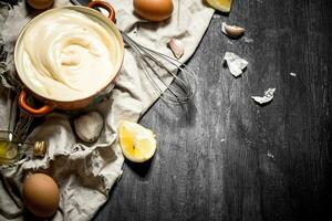 mayonaise met eieren , knoflook, en citroen plakjes. foto