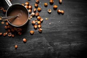 chocola boter met hazelnoten in een pan. foto