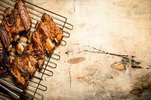 varkensvlees ribben gegrild Aan de grillen. foto