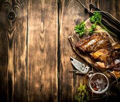 barbecue ribben met een verkoudheid bier. foto