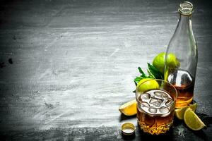 fles van rum met limoen. foto