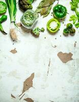 biologisch voedsel. groen groenten met droog erwten. foto