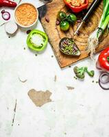 biologisch voedsel. snijdend bord met groenten en kruiden. foto