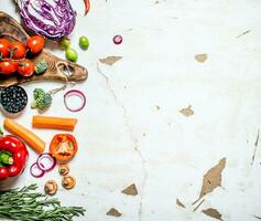 gezond rauw voedsel . vers biologisch groenten met kruiden. foto