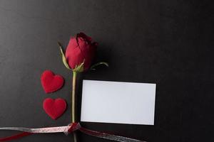 rode roos met witte kaart. foto