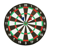 dartbord met rode en blauwe darts op wit met uitknippad foto