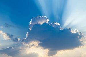 de avondzon weerspiegeld op de wolken foto