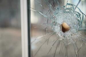 gebroken glas met scherp stukken buitenshuis . foto