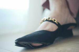 beschadigd Dames oud versleten gescheurd schoenen, foto