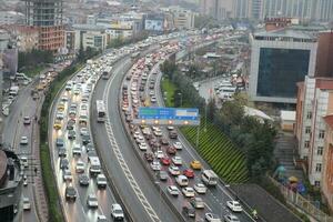 kalkoen Istanbul 12 januari 2023, verkeer in een hoog weg in Istanbul foto