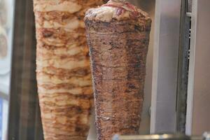 roterend traditioneel gyros vlees dichtbij omhoog foto