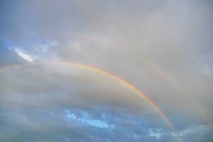 lucht en regenboog na regen foto