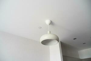 grijs plafond lamp hangende in een kamer , foto