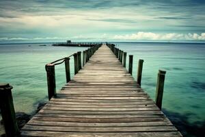 een lang houten pier uitbreiden ver in de oceaan, het verstrekken van een pittoreske visie van de water en de horizon. de pier lijkt naar worden verweerd en iets oud, toevoegen karakter naar de tafereel. foto