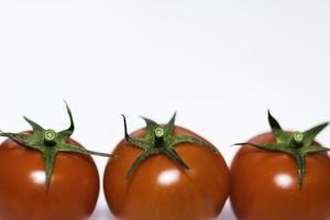 tomaten die op witte achtergrond worden geïsoleerd