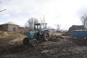 oude tractor in een veld foto