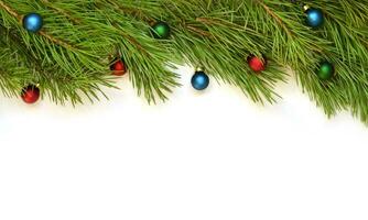 Afdeling van Kerstmis boom met ballen Aan wit achtergrond. foto