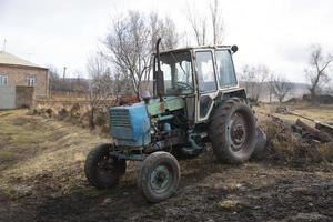 tractor in een veld foto