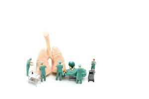 miniatuur dokter en verpleegster medisch team zijn het uitvoeren van chirurgisch operatie Bij noodgeval kamer foto