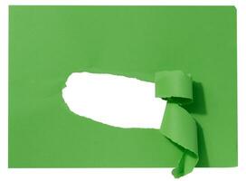 groen vel van papier met een gat Aan een wit achtergrond foto