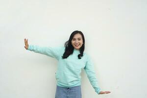portret Indonesisch mooi vrouw vervelend licht blauw trui gelukkig gebaar met glimlach gezicht zeggen Ja geïsoleerd Aan wit achtergrond foto