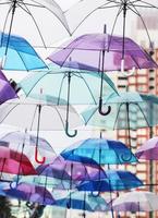 kleurrijke paraplu's decoratie in de stad foto