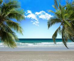 natuur landschap visie van mooi tropisch strand en zee in zonnig dag. strand zee ruimte Oppervlakte voor zomer ontwerp foto