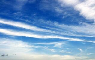 wit wolken en blauw lucht getextureerde achtergrond foto