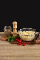 ingrediënt voor spaghetti rode saus op houten snijplank
