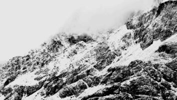 met sneeuw bedekt berg pieken in livigno, in valtellina laatste zomer foto