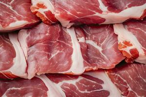 macro schot van varkensvlees vlees. vlees getextureerde achtergrond. rundvlees steak is rauw en sappig. ai gegenereerd foto