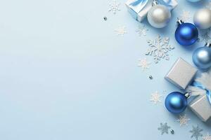 Kerstmis vooravond concept. top visie foto van blauw en zilver kerstballen sneeuwvlok ornamenten elegant Cadeau dozen en confetti. ai gegenereerd