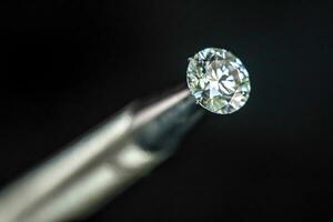 diamant in juwelier pincet foto