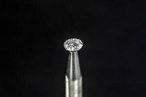 diamant in juwelier pincet foto