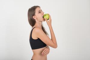 schoonheid vrouw met groene appel terwijl geïsoleerd op wit. foto