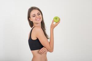 schoonheid vrouw met groene appel terwijl geïsoleerd op wit. foto