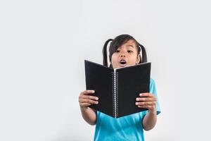 klein meisje leesboek in studio-opname foto