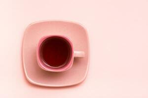 roze concept. plein koffie kop met een roze drinken Aan een schotel Aan een roze achtergrond. top visie foto