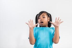 klein meisje acteert schreeuw in studio-opname foto